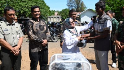 Wakili Pj Bupati, Sekda Sulaimi Serahkan Mesin Pompa Air dari Kementan untuk Petani Aceh Besar