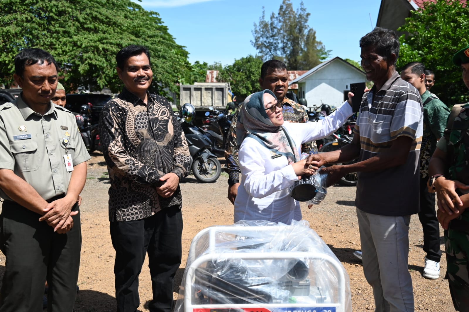 Wakili Pj Bupati, Sekda Sulaimi Serahkan Mesin Pompa Air dari Kementan untuk Petani Aceh Besar